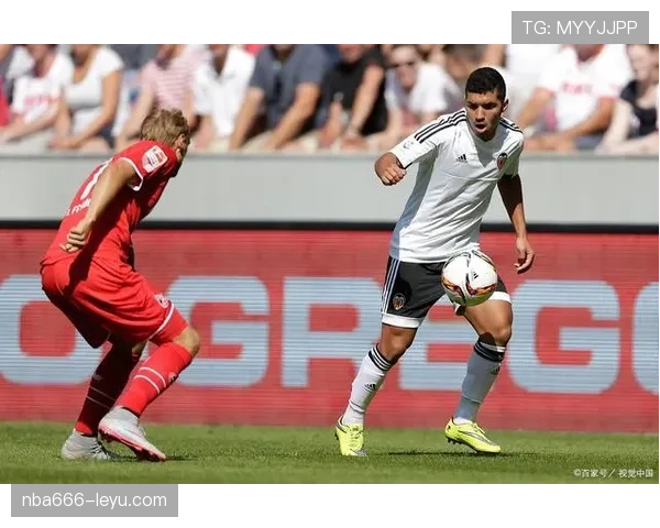 沙尔克边路进攻状态回暖，助力球队竞争力增强再度崛起